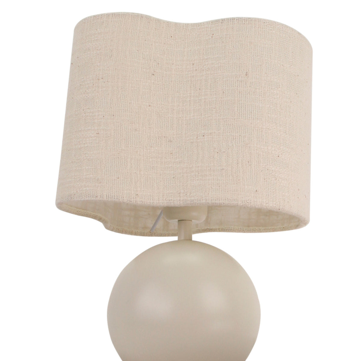 Verfraai je interieur met de crèmekleurige Caspera tafellamp. De linnen afwerking voegt een serene Japandi-sfeer toe.