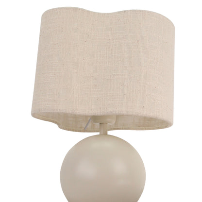 Verfraai je interieur met de crèmekleurige Caspera tafellamp. De linnen afwerking voegt een serene Japandi-sfeer toe.