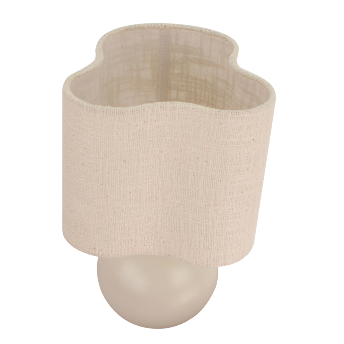 De Caspera tafellamp in crème brengt een warme, Japandi sfeer in je interieur. Perfect voor een gezellige leeshoek.