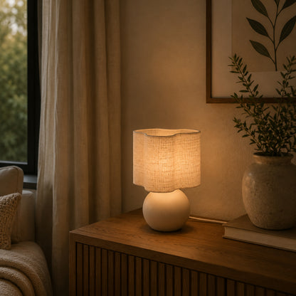 De crème Caspera tafellamp heeft een verfijnde uitstraling. Perfect voor een serene Japandi-sfeer in je interieur.