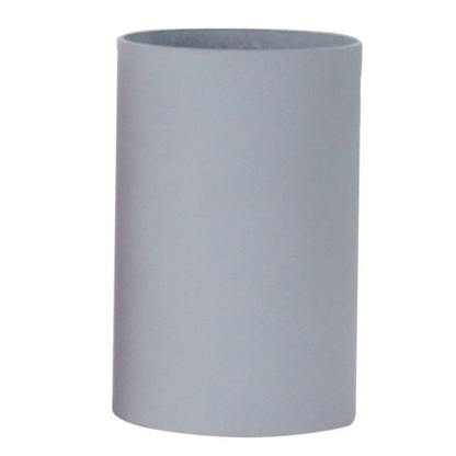 De dieprode plafondlamp Colorato straalt warmte en energie uit. Perfect voor een levendige sfeer in elke kamer.