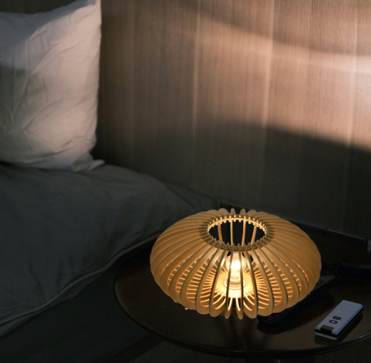 De bruine Curvato tafellamp voegt een landelijk accent toe aan je interieur. Ideaal voor een warme, gezellige sfeer.