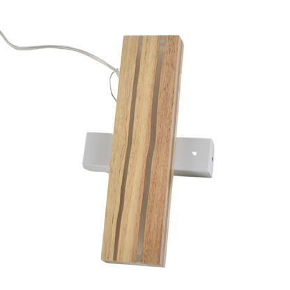 Deze houten wandlamp past perfect in een landelijke inrichting. Brengt warmte en karakter in elke ruimte.