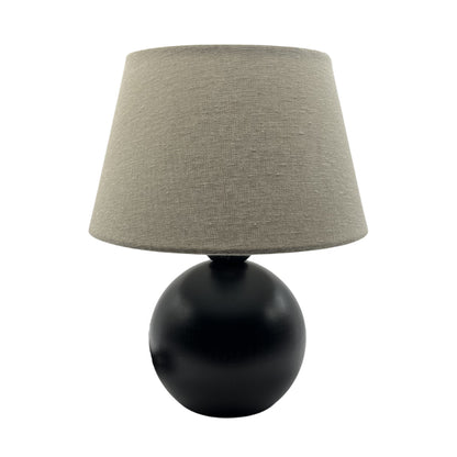 Een zwarte lampenvoet van 15 cm hoog in basic stijl. Perfect voor het creëren van een sfeervolle ambiance in huis.