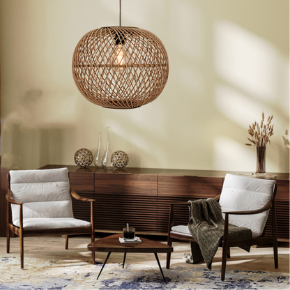 Haal de natuur naar binnen met deze bruine hanglamp van bamboe en metaal. Perfect voor een landelijke sfeer in huis.