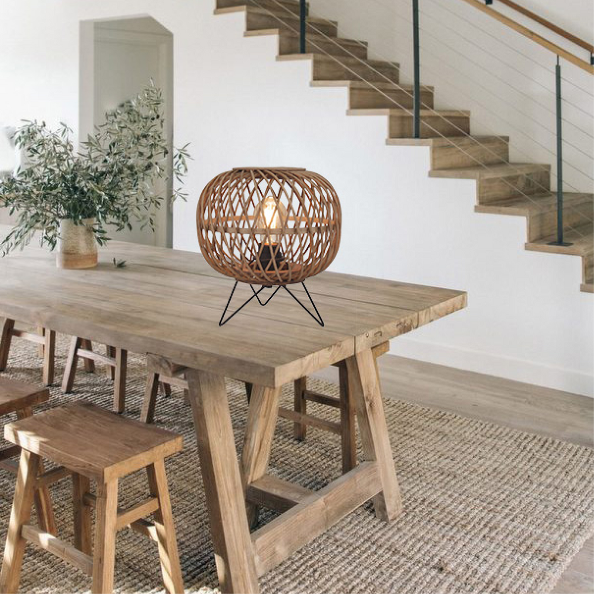 Deze bruine tafellamp van bamboe geeft een warm, landelijk gevoel aan elke tafel. Perfect voor een gezellige sfeer.