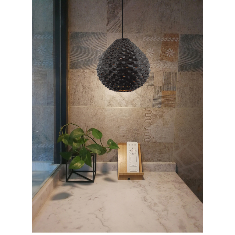 De bruine Nature Treccia hanglamp voegt een warme, natuurlijke sfeer toe aan je interieur. Ideaal boven de eettafel.