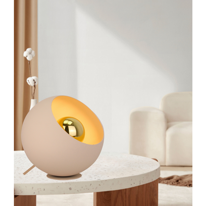 Een beige tafellamp uit de Occhio serie brengt moderne elegantie in jouw interieur. Ideaal voor een sfeervolle ambiance.