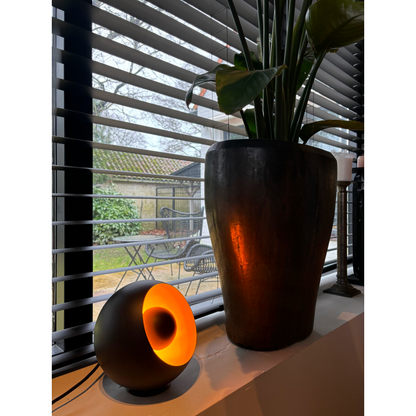 De zwarte tafellamp Occhio voegt een moderne touch toe aan je interieur. Perfect voor sfeervolle avonden en gezelligheid.