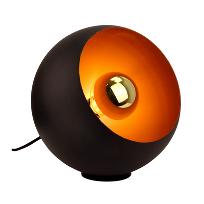 Moderne zwarte tafellamp Occhio met een strakke, ronde vorm. Perfect voor een sfeervolle toevoeging aan jouw interieur.