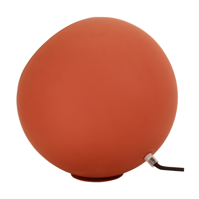 De opvallende rode Occhio tafellamp voegt modern design toe aan elke ruimte.