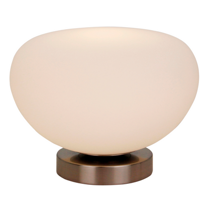 Deze stijlvolle tafellamp in zilver en transparant glas voegt een klassiek accent toe aan je interieur.