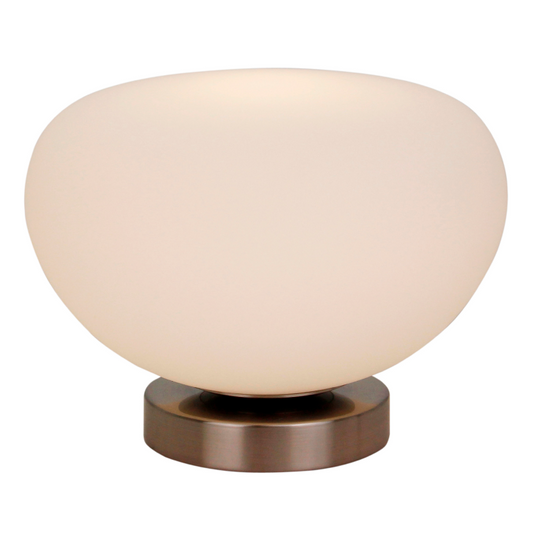 Deze stijlvolle tafellamp in zilver en transparant glas voegt een klassiek accent toe aan je interieur.