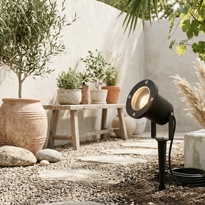 De zwarte Ray outdoorspot brengt een moderne sfeer in je tuin. Ideaal voor sfeervolle verlichting buiten.