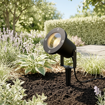 De zwarte Ray outdoorspot voegt een moderne touch toe aan uw tuin. Creëert een sfeervolle ambiance bij nacht.