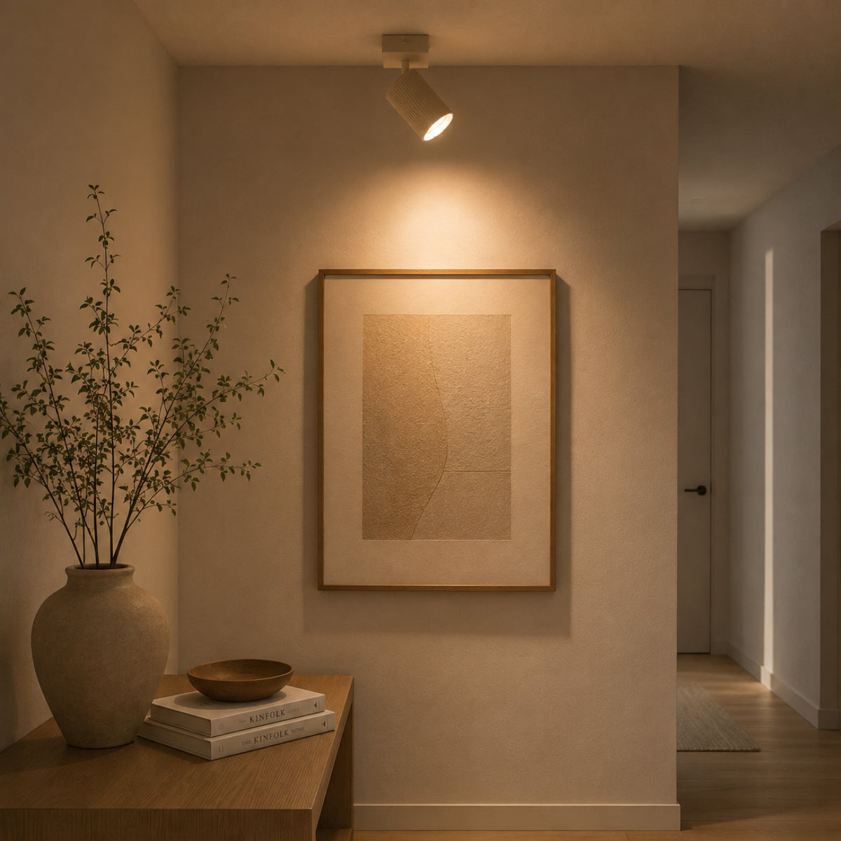 De zandkleurige Rigo plafondlamp voegt warmte toe aan elke ruimte. Ideaal voor een gezellige sfeer in huis.