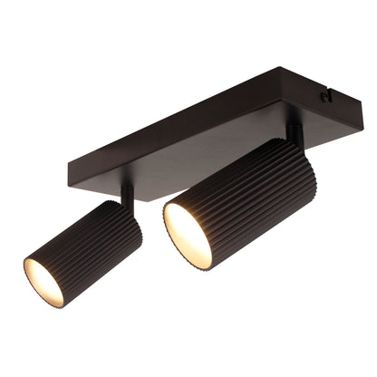 Strakke zwarte plafondlamp Rigo van metaal voegt een moderne touch toe aan jouw interieur. Perfect voor sfeervolle ruimtes.