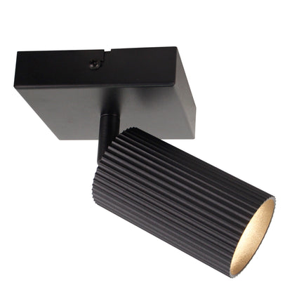 De zwarte Rigo plafondlamp brengt een moderne uitstraling in elke ruimte. Perfect voor stijlvolle en eigentijdse interieurs.