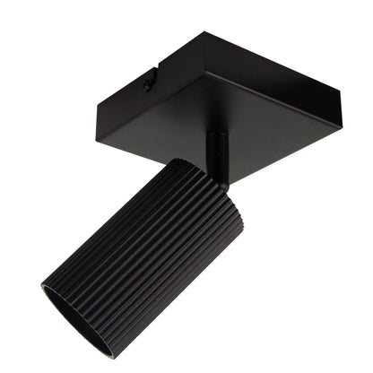 De zwarte Rigo plafondlamp van metaal geeft een moderne uitstraling aan elk interieur. Perfect voor sfeervolle ruimtes.