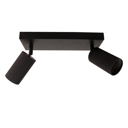 Strakke zwarte plafondlamp Rigo van metaal biedt een moderne touch. Perfect voor een eigentijdse inrichting.