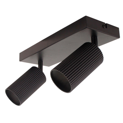 De zwarte Rigo plafondlamp heeft een industriële uitstraling. Perfect voor een moderne ambiance in elke kamer.