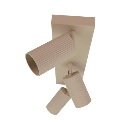 De zandkleurige Rigo plafondlamp brengt een warme, natuurlijke sfeer in elke ruimte. Perfect voor sfeervolle verlichting.