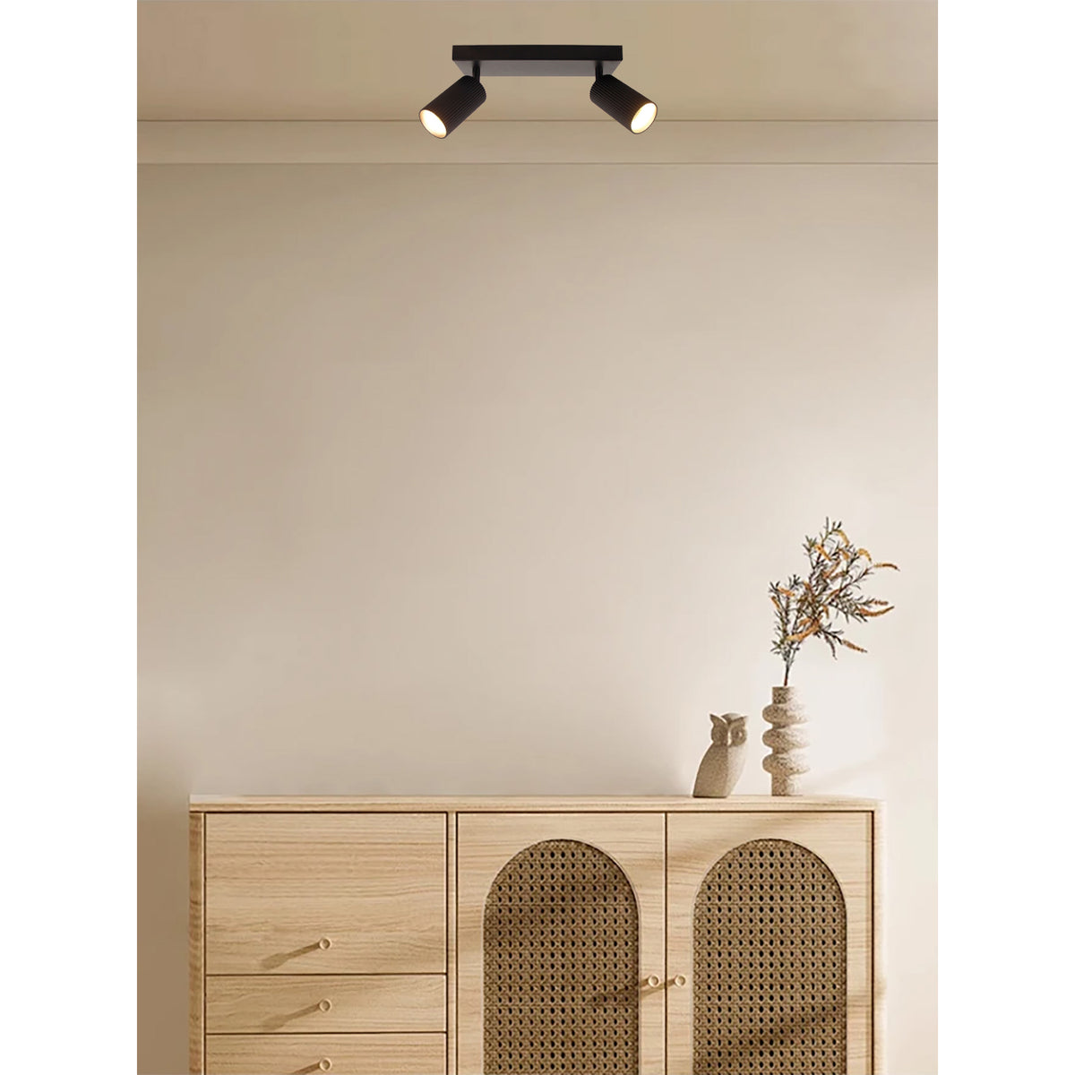 Strakke zwarte plafondlamp Rigo van metaal geeft een moderne touch aan je interieur. Perfect voor sfeervolle verlichting.