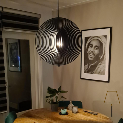 De zwarte hanglamp Ring geeft een industriële uitstraling aan je interieur. Perfect voor een sfeervolle eethoek of woonkamer.