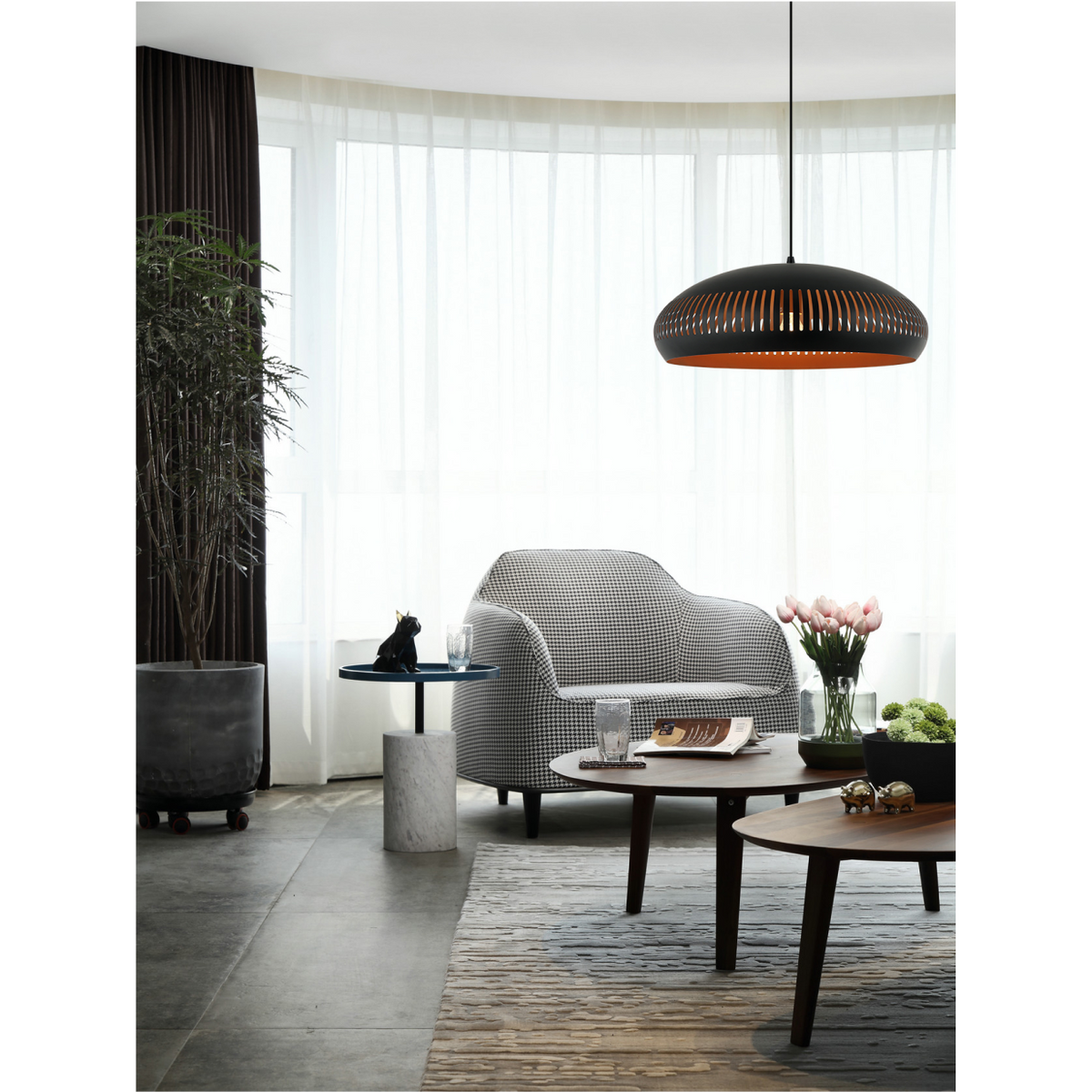 De Strisce hanglamp in zwart metaal brengt een industrieel karakter in elke ruimte. Perfect voor boven de eettafel.
