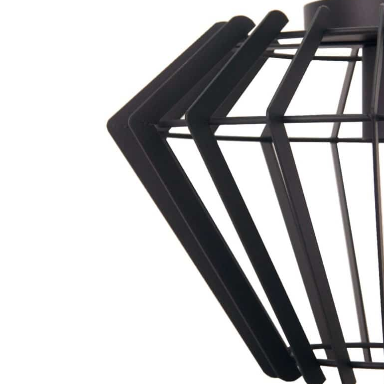Deze detailfoto toont de zwarte Tavola plafondlamp met een modern design. Perfect voor een eigentijdse sfeer in uw interieur.