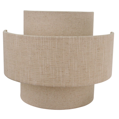 De beige Trilo wandlamp met een Japandi stijl voegt een warme sfeer toe aan elke ruimte.