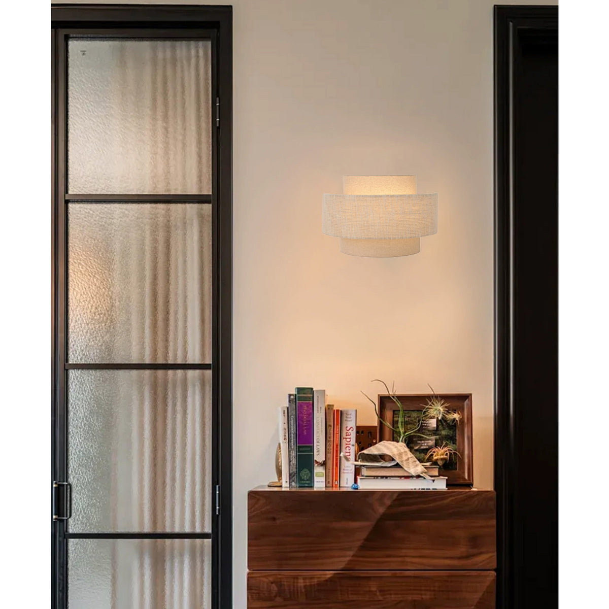 Deze beige wandlamp in Japandi-stijl voegt warmte toe aan elke ruimte. Perfect voor een gezellige sfeer in huis.