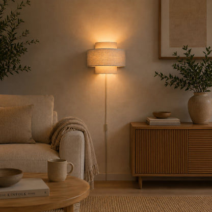 De Trilo wandlamp in beige straalt een serene Japandi-sfeer uit. Perfect voor een rustige ambiance in jouw interieur.