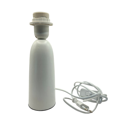 Deze strakke lampenvoet in wit biedt een moderne uitstraling. Perfect voor een eigentijds interieur en veelzijdig in gebruik.