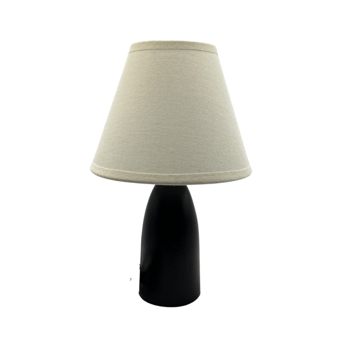 Deze zwarte lampenvoet van hout brengt een Scandinavische charme in je interieur. Perfect voor een sfeervolle verlichting.