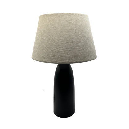 De zwarte lampenvoet Comico geeft een moderne touch aan je interieur. Perfect voor sfeervolle verlichting in elke ruimte.