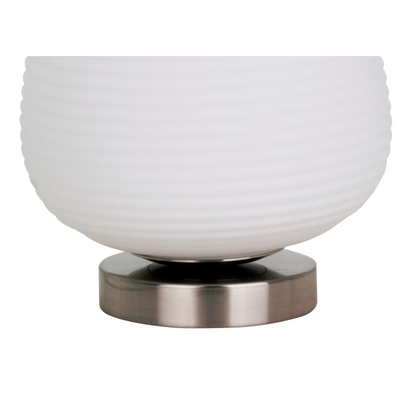 De Costola tafellamp in zilver brengt een moderne flair in uw interieur. Perfect voor sfeervolle avonden aan tafel.