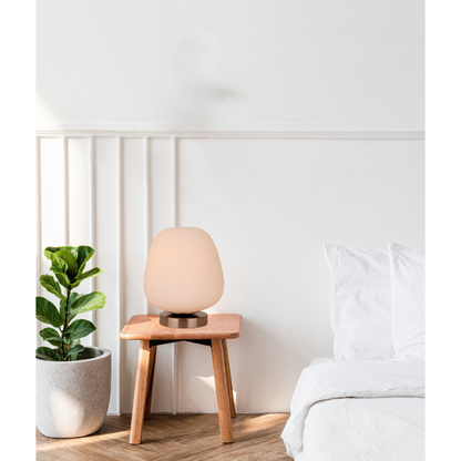 De Costola tafellamp in zilver biedt een moderne uitstraling. Perfect voor sfeervolle accenten op elke tafel of nachtkastje.