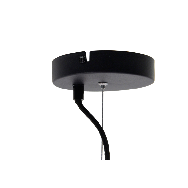 Detail van de zwarte Curvato hanglamp met zijn industriële charme. Perfect voor een trendy inrichting met karakter.