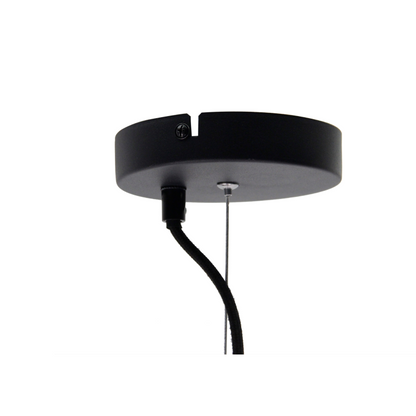 Detail van de zwarte Curvato hanglamp met zijn industriële charme. Perfect voor een trendy inrichting met karakter.