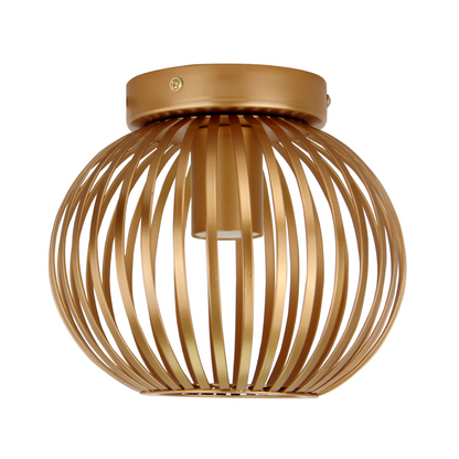 Dichtbijzicht van de bronzen Curvato plafondlamp. Deze moderne lamp geeft een warme gloed aan elke kamer.
