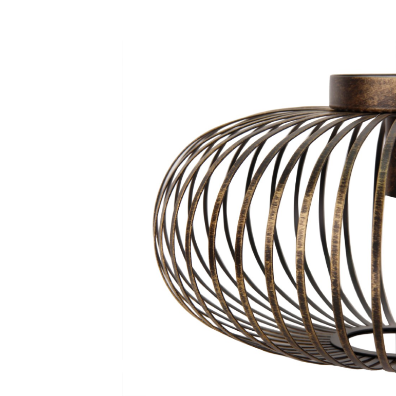 Dichtbijzicht van de bronzen Curvato plafondlamp. Dit industriële ontwerp geeft een warme, verfijnde sfeer aan elk interieur.