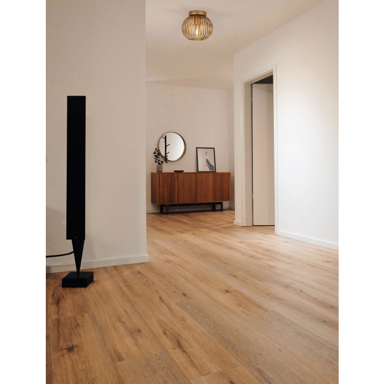 Strakke bronzen plafondlamp Curvato met modern design. Deze lamp voegt een luxe uitstraling toe aan elke ruimte.
