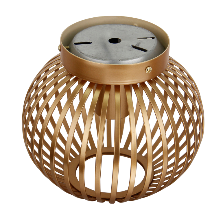 Detail van de moderne bronskleurige Curvato plafondlamp. Deze lamp voegt een luxe uitstraling toe aan elke kamer.
