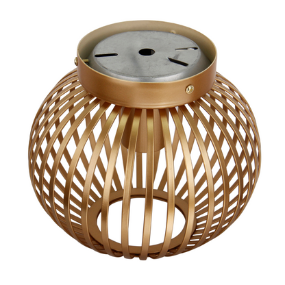 Detail van de moderne bronskleurige Curvato plafondlamp. Deze lamp voegt een luxe uitstraling toe aan elke kamer.