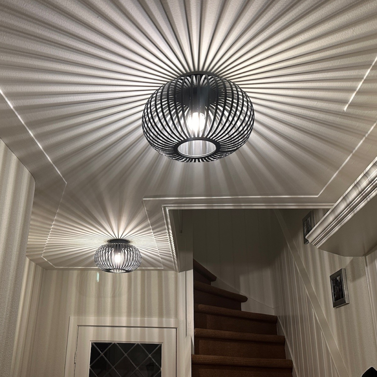 De zwarte Curvato plafondlamp voegt industriële flair toe aan je interieur. Perfect voor een sfeervolle ambiance.