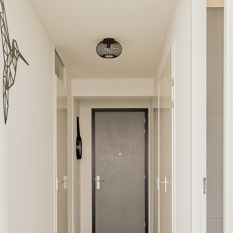 Detail van de zwarte Curvato plafondlamp met een industrieel design. Perfecte keuze voor een moderne en stijlvolle ambiance.