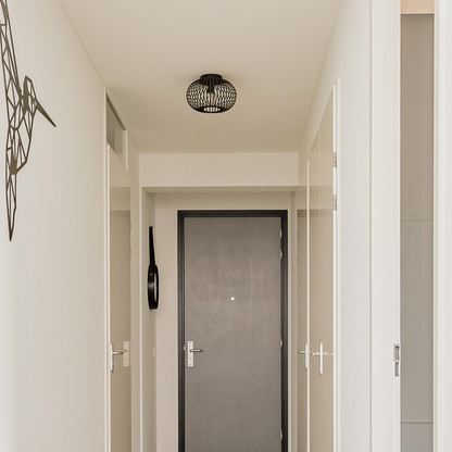Detail van de zwarte Curvato plafondlamp met een industrieel design. Perfecte keuze voor een moderne en stijlvolle ambiance.