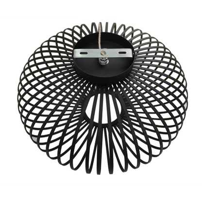 Deze detailfoto toont de zwarte Curvato plafondlamp met een uniek industrieel design. Perfect voor een moderne ambiance.