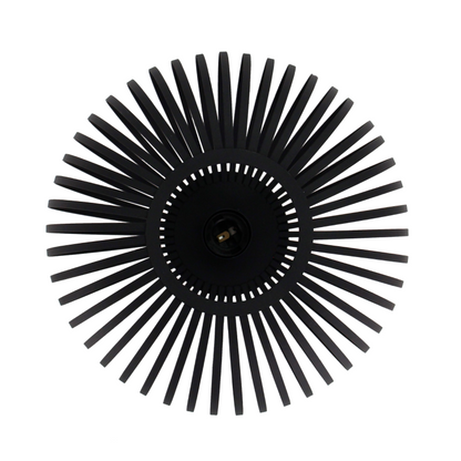 Vanuit een uniek onderaanzicht toont deze zwarte Curvato plafondlamp zijn industriële charme.